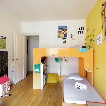 Comfortable Parisian 2mins From Metro Line 7 Apartment